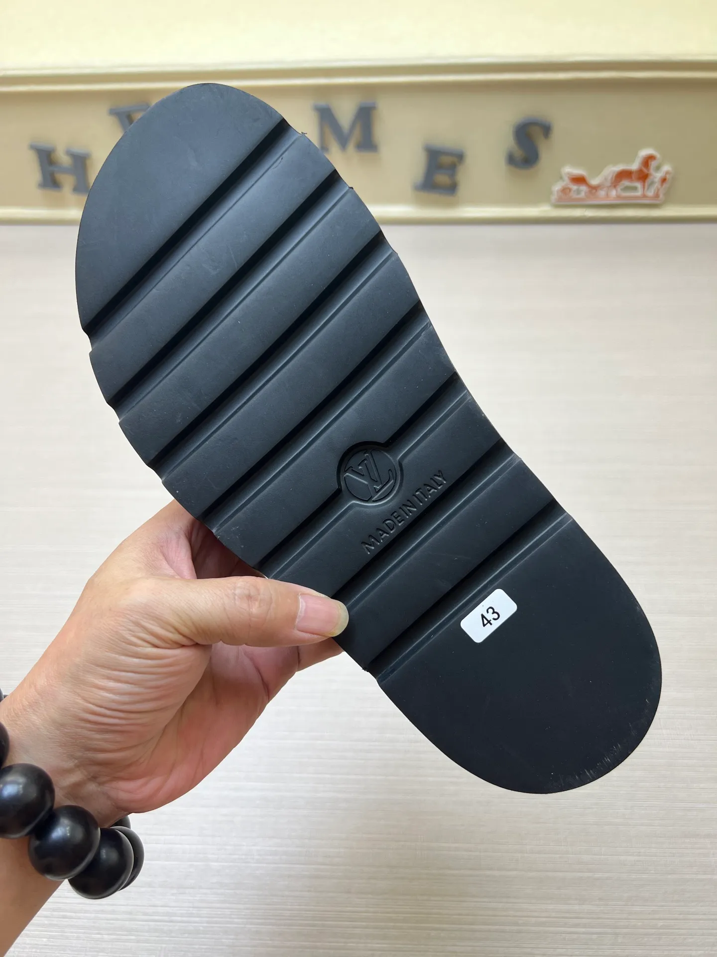 Factory price: 360💰【LOUIS VUITTON】Louis Vuitton, LV printing, men's and women's slippers are on the market, drawer box packaging with cloth bag, card, the upper pattern looks very soft and waxy, super versatile leg slimming artifact. Fabric: imported denim/canvas/old fabric, LV hardware LOGO, official website pattern printing, comfortable to wear, foot pads: high elastic men's shoes💰U water table. Sole: foam sole, heel height: about 5cm. Code number: 35-46, 35, 45, 46 are custom-made and non-returnable. Color: multiple colors and styles available.
